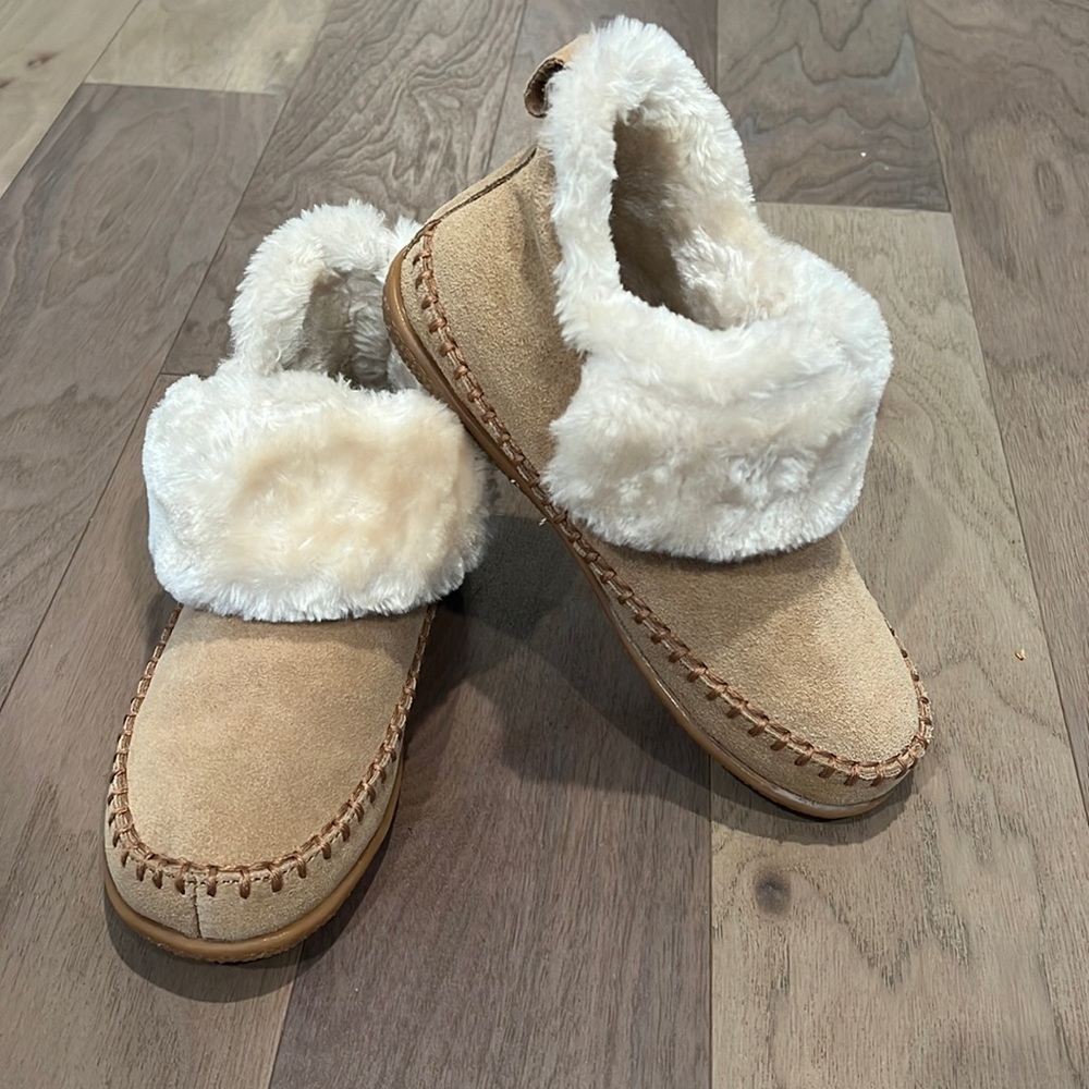 NWOT Minnetonka Joanne Bootie Slipper Size 6